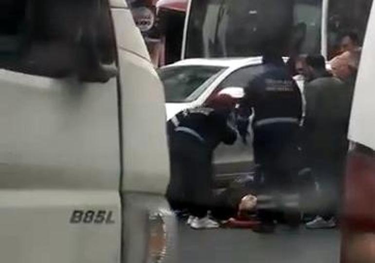 Avcılarda yolun karşısına geçmeye çalışan kadına otomobil çarptı; kaza kamerada