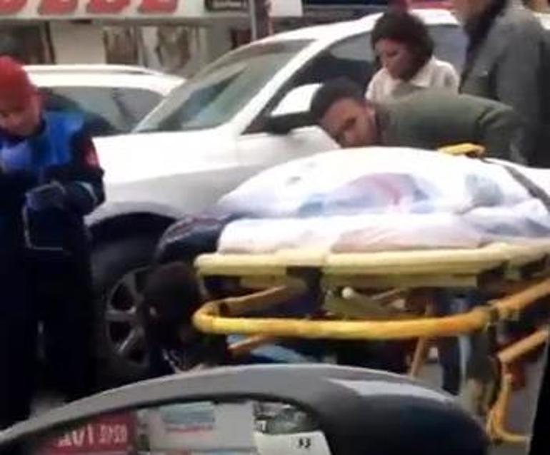 Avcılarda yolun karşısına geçmeye çalışan kadına otomobil çarptı; kaza kamerada