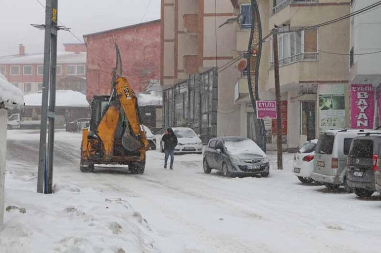 Yurtta kar yağışı; bazı yerleşim yerleri ulaşıma kapandı