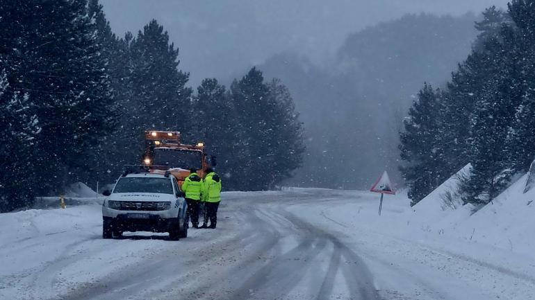 Yurtta kar yağışı; bazı yerleşim yerleri ulaşıma kapandı