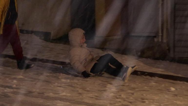 Ümraniyede beyaza bürünen sokaklarda, çocukların kartopu sevinci