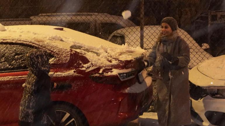 Ümraniyede beyaza bürünen sokaklarda, çocukların kartopu sevinci