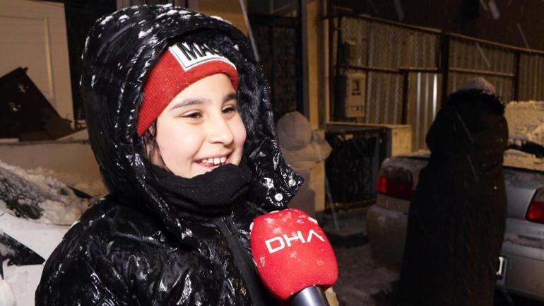 Ümraniyede beyaza bürünen sokaklarda, çocukların kartopu sevinci