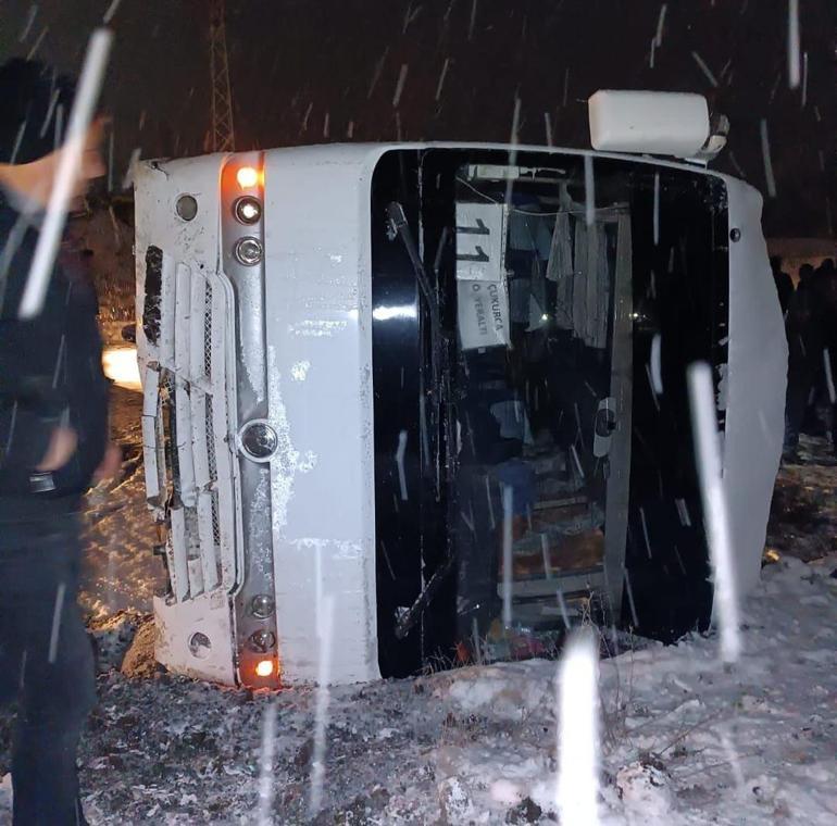 Kütahyada maden işçilerinin taşındığı servis midibüsü devrildi: 3 yaralı