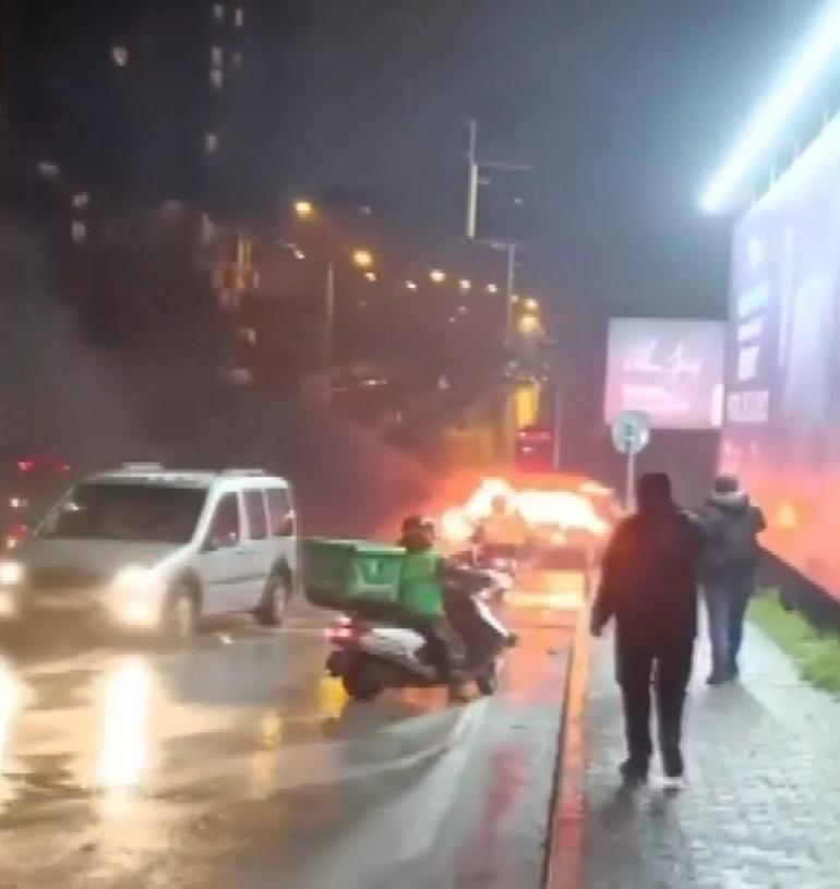 Ataşehirde alev alev yanan otomobil reklam tabelasına çarparak durdu