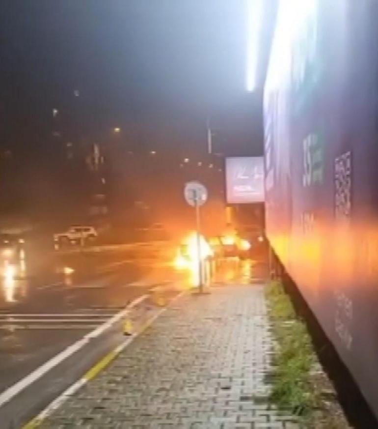 Ataşehirde alev alev yanan otomobil reklam tabelasına çarparak durdu