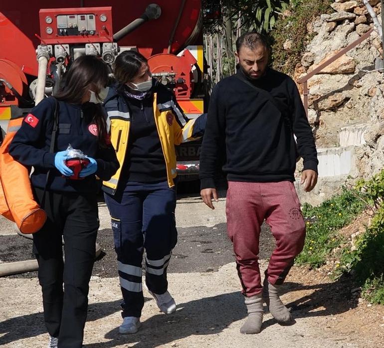 Yangından pencere camını kırarak kurtuldu; ev küle döndü