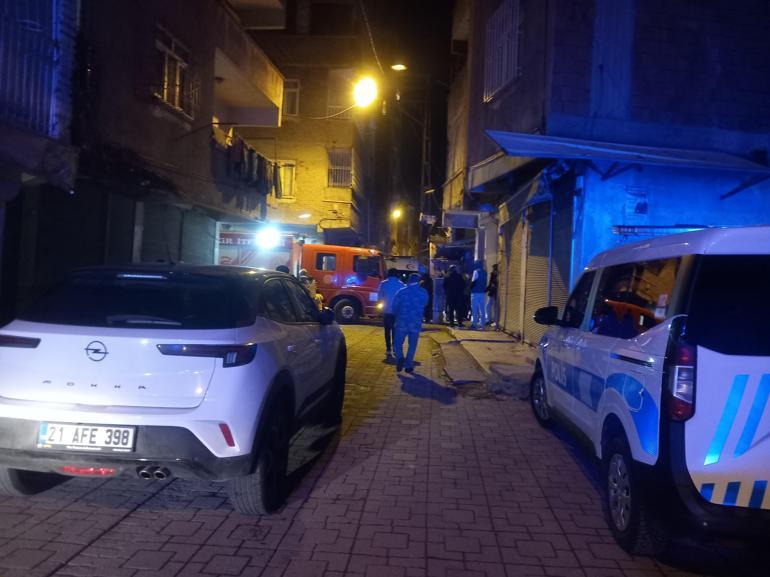 Diyarbakırda ev yandı; 9u çocuk 12 kişi dumandan etkilendi