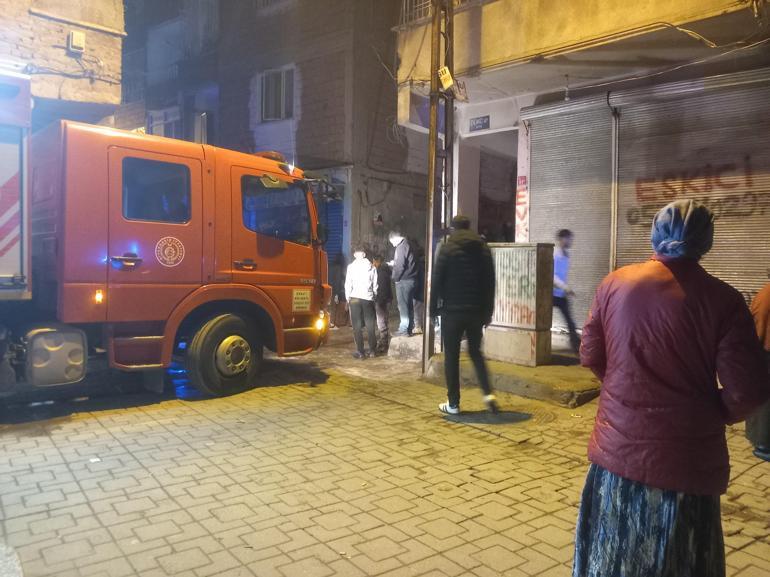 Diyarbakırda ev yandı; 9u çocuk 12 kişi dumandan etkilendi