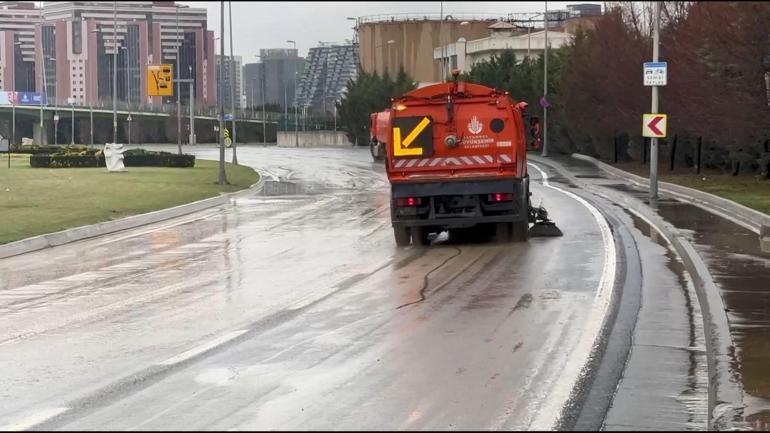 Bakırköyde su borusu patladı; yollar göle döndü