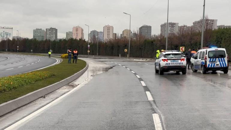 Bakırköyde su borusu patladı; yollar göle döndü