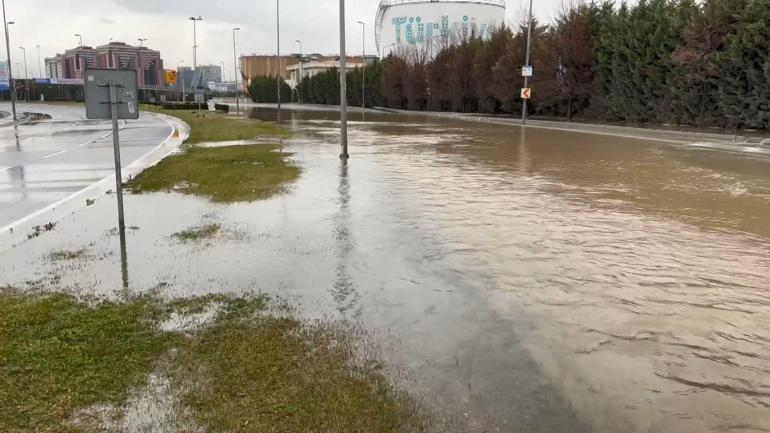 Bakırköyde su borusu patladı; yollar göle döndü