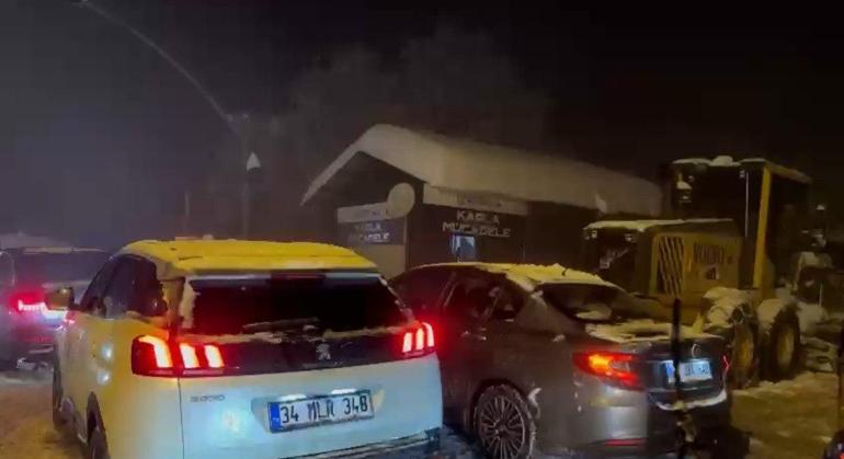 Kartepe Kayak Merkezi yolunda kar ve kazalar nedeniyle uzun araç kuyruğu oluştu