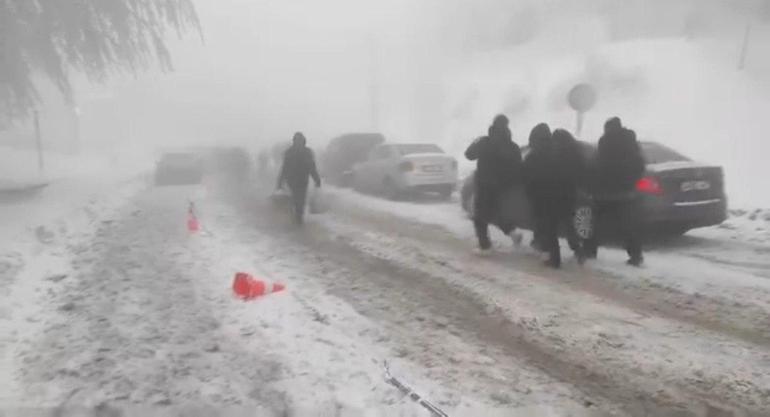 Kartepe Kayak Merkezi yolunda kar ve kazalar nedeniyle uzun araç kuyruğu oluştu