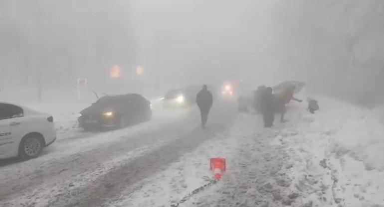 Kartepe Kayak Merkezi yolunda kar ve kazalar nedeniyle uzun araç kuyruğu oluştu