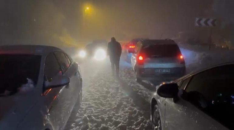 Kartepe Kayak Merkezi yolunda kar ve kazalar nedeniyle uzun araç kuyruğu oluştu