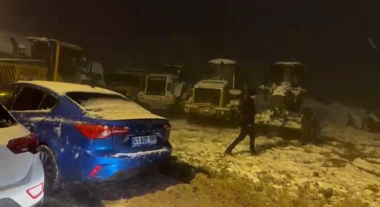 Kartepe Kayak Merkezi yolunda kar ve kazalar nedeniyle uzun araç kuyruğu oluştu