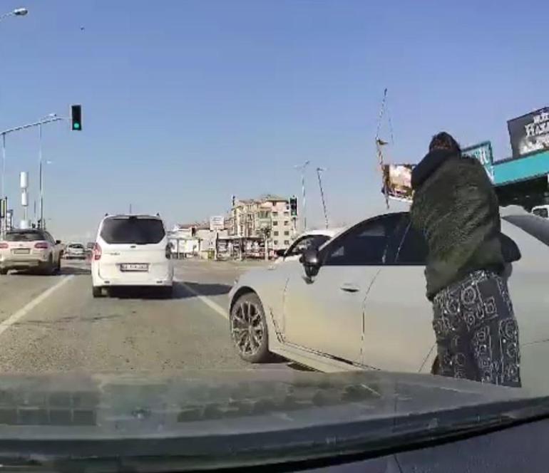 Trafikte tartıştığı kişinin aracına beyzbol sopası ile saldırdı; o anlar kamerada