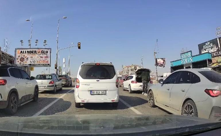 Trafikte tartıştığı kişinin aracına beyzbol sopası ile saldırdı; o anlar kamerada