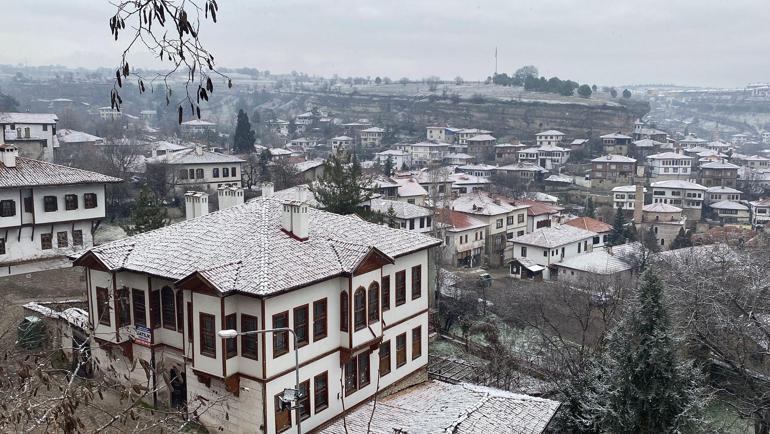 Safranbolunun tarihi konakları beyaza büründü