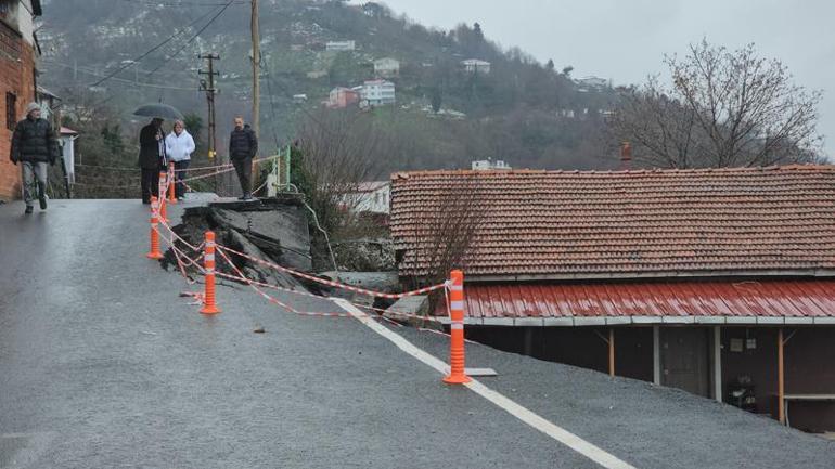 İstinat duvarı yıkılan sokakta yol da çöktü