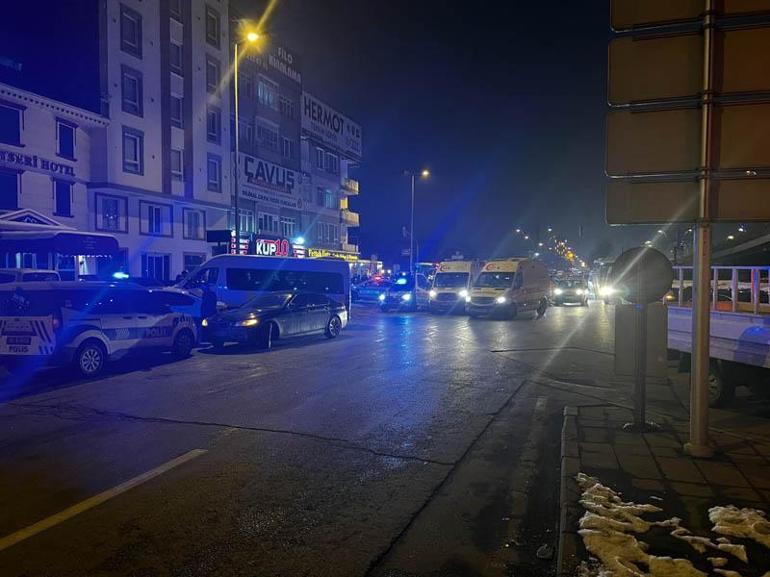 Kayseride 6 aracın çarpıştığı zincirleme kazada 7 kişi yaralandı; o anlar kamerada