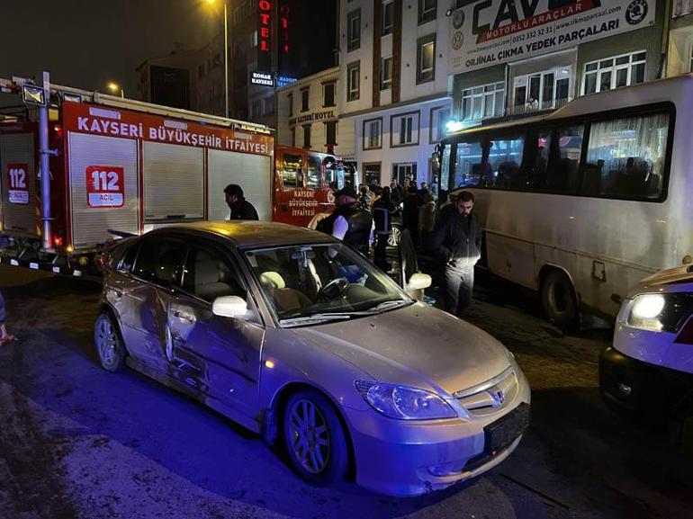 Kayseride 6 aracın çarpıştığı zincirleme kazada 7 kişi yaralandı; o anlar kamerada