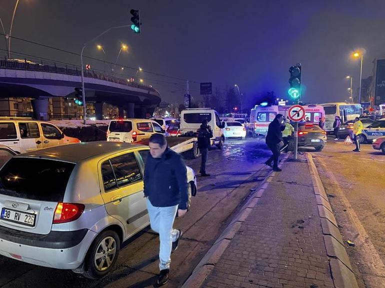 Kayseride 6 aracın çarpıştığı zincirleme kazada 7 kişi yaralandı; o anlar kamerada