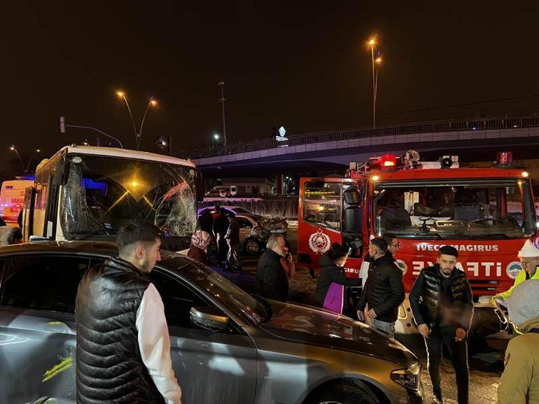 Kayseride 6 aracın çarpıştığı zincirleme kazada 7 kişi yaralandı; o anlar kamerada