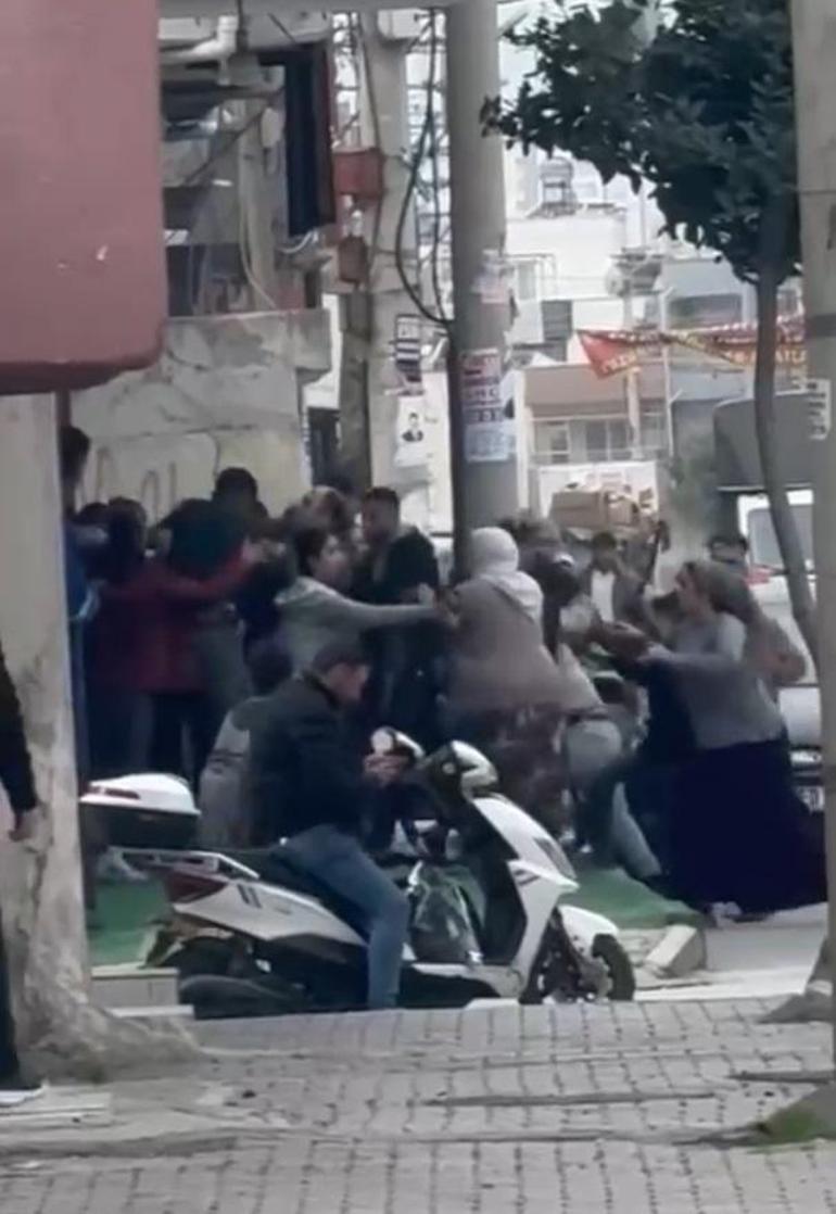 Mersin’de sokak ortasında taşlı sopalı kavga kamerada