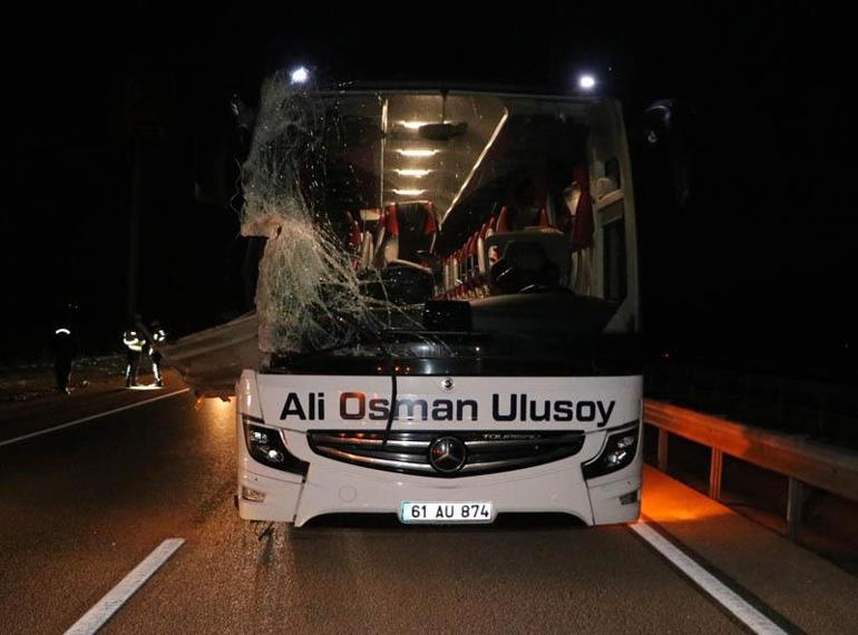 Yolcu otobüsü, TIRa çarptı: 4 yaralı