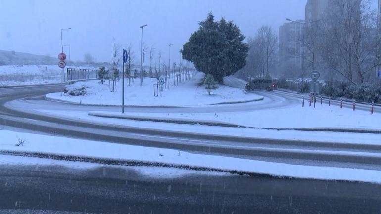 İstanbulda kar yağışı etkili oluyor