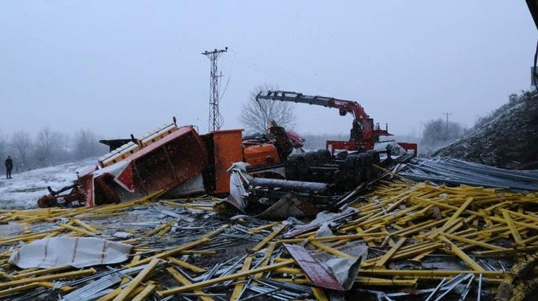 Çarpışan TIR ile Karayolları aracı köprüden uçtu: 2 ölü