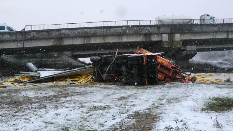 Çarpışan TIR ile Karayolları aracı köprüden uçtu: 2 ölü