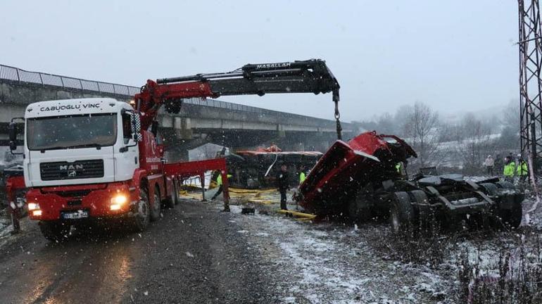 Çarpışan TIR ile Karayolları aracı köprüden uçtu: 2 ölü