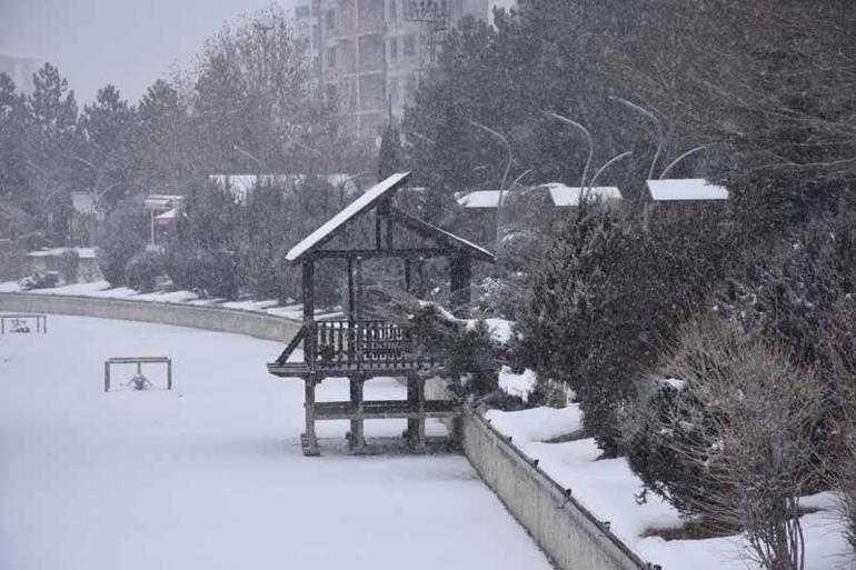 Sivasta kar yağışı; 33 yerleşim yerinin yolu kapandı