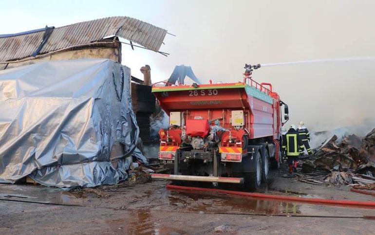 Afyonda orman ürünleri fabrikasının deposundaki yangın kontrol altına alındı