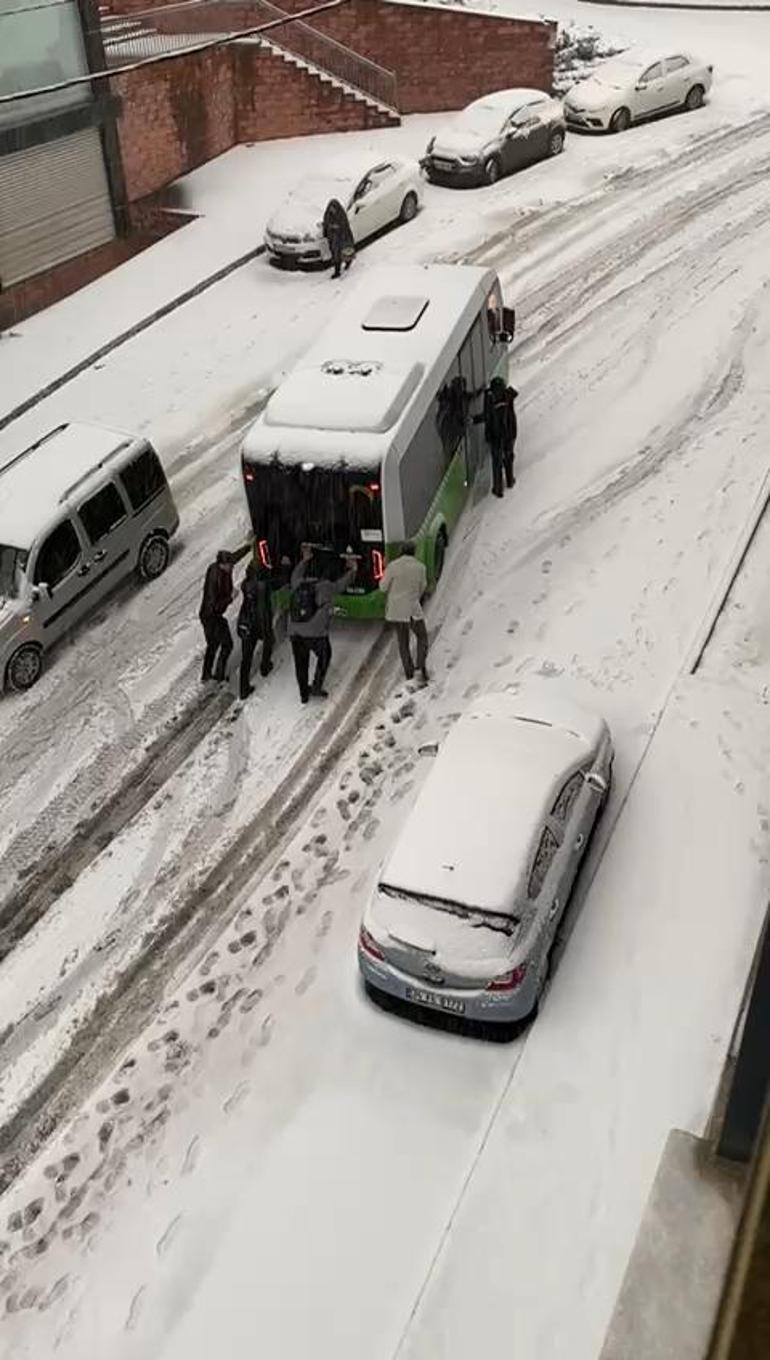 Başakşehirde yolda kayan İETT otobüsü kaza yaptı