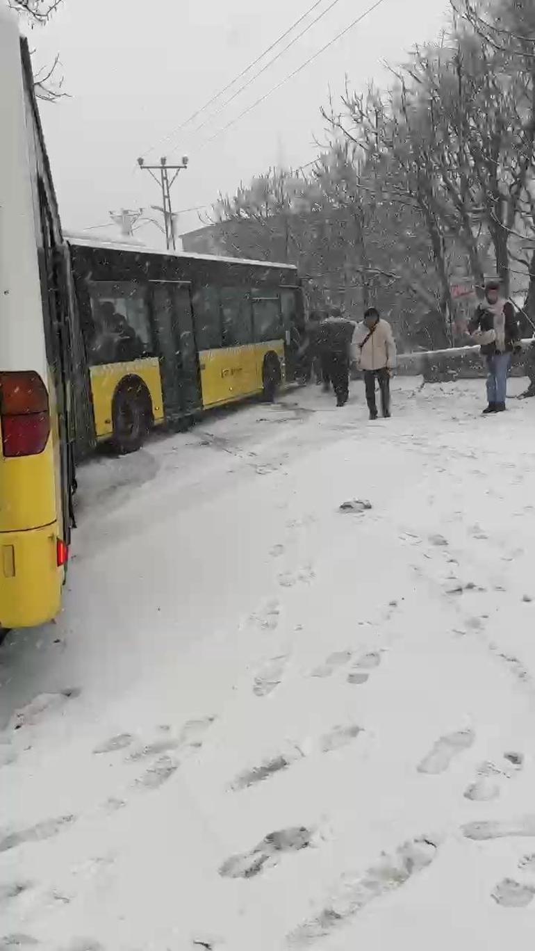Başakşehirde yolda kayan İETT otobüsü kaza yaptı
