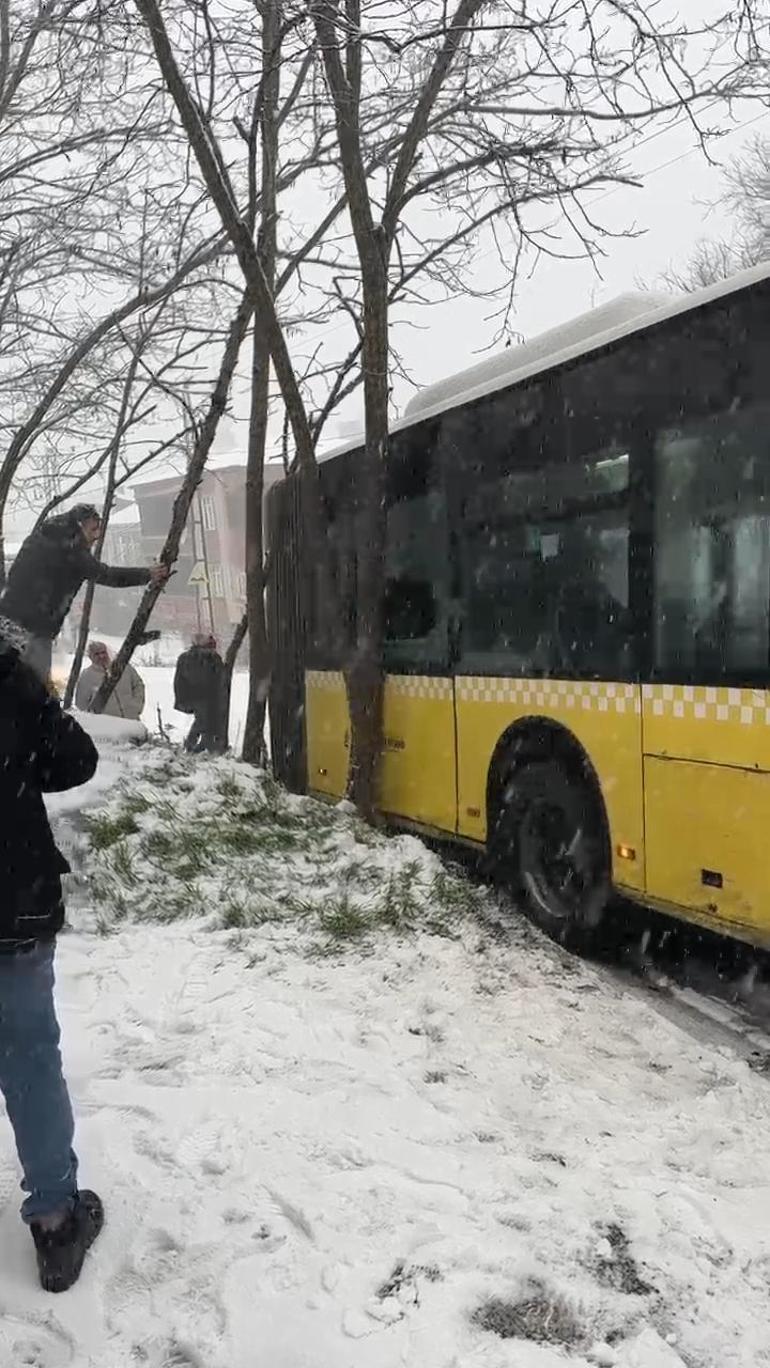 Başakşehirde yolda kayan İETT otobüsü kaza yaptı