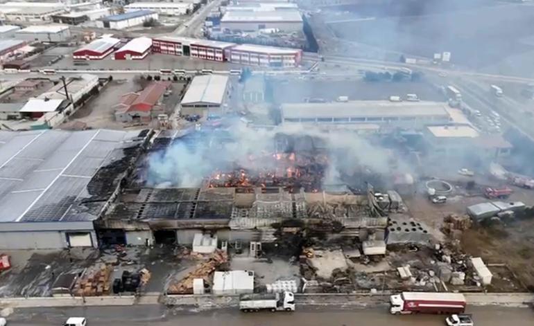 Afyonda orman ürünleri fabrikasının deposundaki yangın kontrol altına alındı