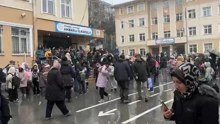 İstanbuldaki tüm okullar 1 gün süreyle tatil edildi