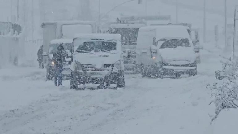 İstanbulda kar yağışı etkili oluyor