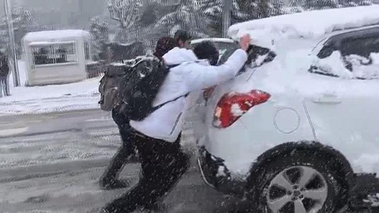 Başakşehirde araçlar yolda kaldı, öğrenciler itti