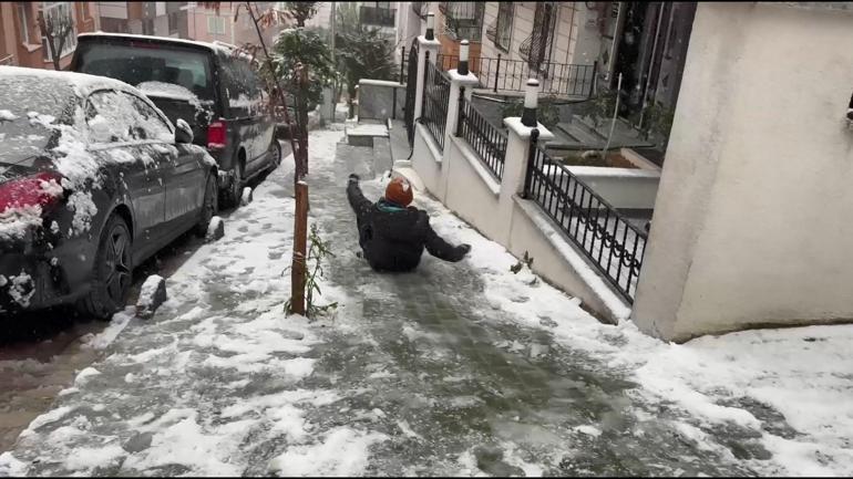 Avcılarda kar yağışı en çok çocukları sevindirdi