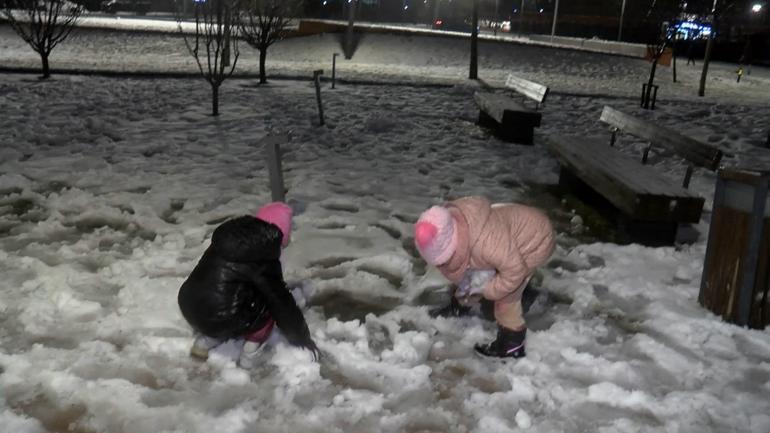 İstanbulda okullar tatil edildi; çocuklar aileleriyle parkta kar topu oynayıp, kardan adam yaptı