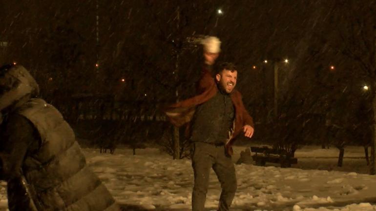 İstanbulda okullar tatil edildi; çocuklar aileleriyle parkta kar topu oynayıp, kardan adam yaptı