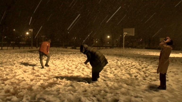İstanbulda okullar tatil edildi; çocuklar aileleriyle parkta kar topu oynayıp, kardan adam yaptı