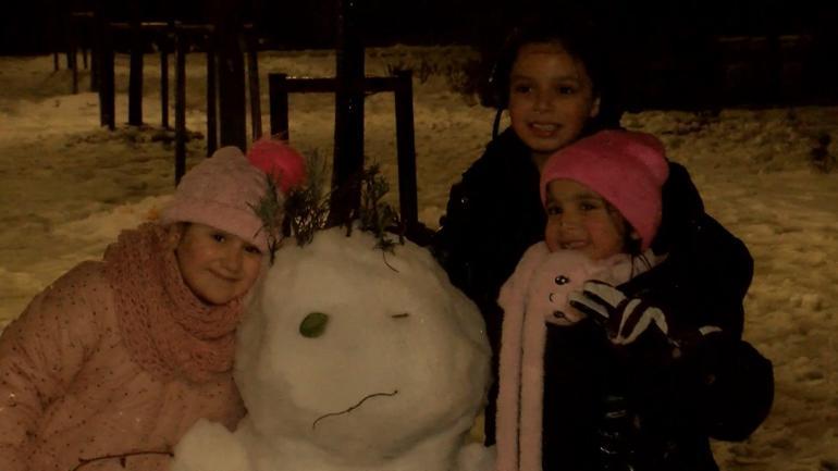 İstanbulda okullar tatil edildi; çocuklar aileleriyle parkta kar topu oynayıp, kardan adam yaptı