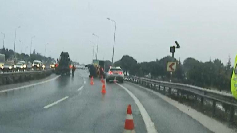 Büyükçekmece D-100de kamyonet devrildi